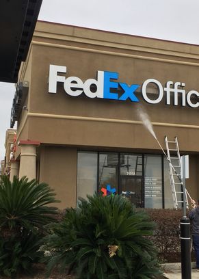 Commercial Pressure Washing Metairie FedEx Office (1)