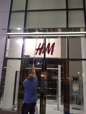 Window Cleaning for Metairie, LA H&M Retail Store (1)